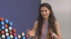 Mladá návrhářka vyrábí šaty z odstřihnutých cedulek. Inspiruje mě nebe, říká