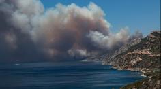 Požár vyhnal na řeckém ostrově z hotelů stovky turistů, hoří i Yosemitský národní park