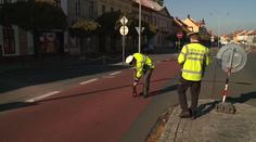 Oslnilo mě slunce, hájí se řidič, který smetl dva lidi na přechodu