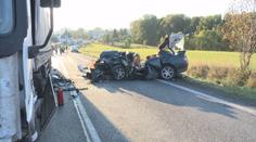 Kamion slisoval osobní auto. Tři lidé zemřeli, čtvrtého převezl vrtulník