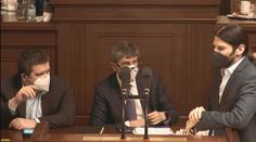 Zmatky před hlasováním o budoucnu Česka: Poslanci se dobře bavili
