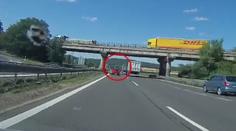 Z mostu u Boleslavi spadl kus betonu přímo na auto! Kontrolou prošel