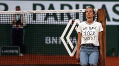 Aktivistka narušila semifinále Roland Garros. Na tričku měla zvláštní proroctví