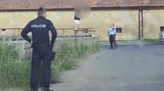 VIDEO: Záchrana na poslední chvíli. Policie zabránila dívce skočit pod vlak