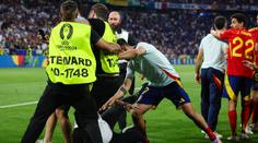Bylo to na žlutou, směje se Morata po skluzu od pořadatele