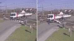 Kamion stál na přejezdu, do srážky s vlakem chyběly metry. VIDEO