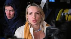 Po protestu v živém vysílání ji zavřeli. Teď má ruská novinářka novou práci
