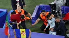 Bláznivý fanoušek ohrozil Ronalda. Málem mu skočil nohama na hlavu