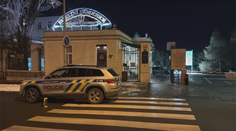 Mladíci měli v Praze sexuálně napadnout 14letou pacientku. Zadržela je policie