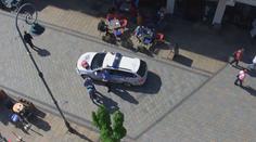 VIDEO: Jen pár okamžiků nepozornosti a žena si o lampu rozbila hlavu
