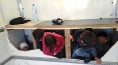Migranti se tísnili v dodávce za falešnou stěnou! Řidič je ve vazbě
