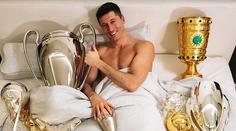 Tohle je lože šampiona! Lewandowski spí se svými trofejemi