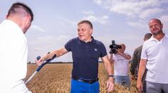 Postřelený Fico se vrátil do práce. O berli zkontroloval letošní sklizeň