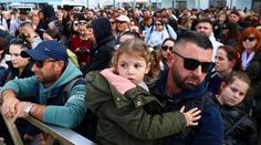 Lidé kvůli zemětřesení prchají z řeckého Santorini. V přístavech panuje chaos