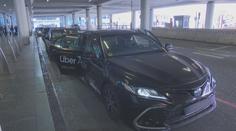Taxíky se mají vrátit na pražské letiště. Cestující si stěžují