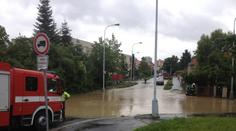 Povodeň v pražské Krči. Voda z prasklého potrubí zaplavila několik domů