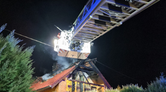 Požár rodinného domu na Pardubicku nadělal škodu za osm milionů, zranili se dva lidé