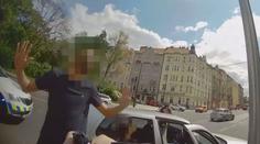 VIDEO: Mladík z jedoucího auta vystřelil u zastávky plné lidí. Zbraň zkoušel, tvrdí