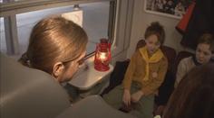 Skauti opět rozvážejí betlémské světlo. Potkat je můžete v tramvaji i na nádraží