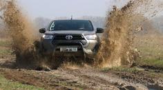 Armáda přebírá první "nesmrtelné" toyoty. Podívejte se, co umí v terénu