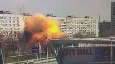 Mrazivé video ze Záporoží. Ruská raketa zasáhla budovu plnou lidí