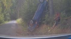 VIDEO: Dvojice na Jičínsku zběsile ujížděla policii. Vůz skončil na střeše