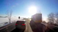 Další agresivní vybržďovač! Přejel dvě čáry, aby zběsile trestal kamion