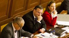 Třiaosmdesát dní je obrana bez ministra. Klíčový resort si řídí premiér Nečas a zarputile mlží
