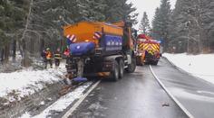 Hromadná nehoda ucpala silnici na Ještědu. V příkopu skončili i silničáři