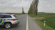Auto na Nymbursku najelo do několika lidí: Dva mrtví, dva zranění