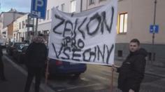 Mladíka ve Stodolní zmlátila ochranka. Romové v reakci na to uspořádali pochod