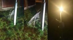 Lepší než hodinky s vodotryskem. Z pouliční lampy prýštila voda