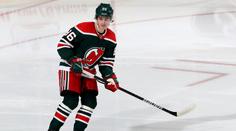 Nožičky na bruslích? Jednička draftu válí na ledě s fotbalovým míčem