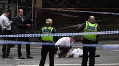 Útok v Melbourne. Muž pobodal tři lidi, policie ho zastřelila. VIDEO