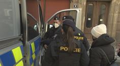 Policie zabrousila mezi stánkaře. K výslechu odvezla jednu prodavačku