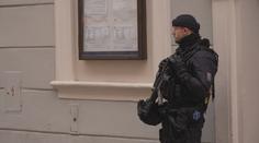 Česko zpřísnilo bezpečnostní opatření. Policie hlídá objekty USA a Izraele