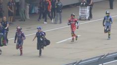 Chaos před závodem MotoGP. Risk nevyšel, jezdci běželi pro druhé motorky