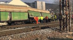 V pražském Radotíně vykolejil vlak. Mimo trať skončilo 20 vagonů