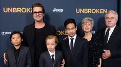 Brad Pitt v slzách. Jeho syn měl vážnou nehodu, podezření na krvácení do mozku