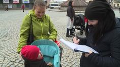 Rozzuření rodiče sbírají podpisy kvůli rodičovské. Jsou jich tisíce