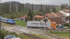 Kamion projel závory na železničním přejezdu. Řidiči hrozí dva roky vězení
