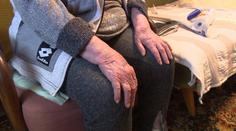 Mladík (15) chtěl znásilnit stařenku (81). Zachránilo ji, že nosí pleny!