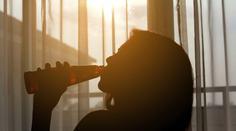 Lék na kocovinu? Pití vody ani jídlo vám nepomůže, tvrdí vědci