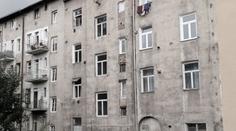 Byla to vražda? Muž zemřel po pádu z balkonu, případ řeší kriminálka!