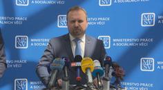 Dávky se už vyplácí rychleji, tvrdí Jurečka. O některé půjde žádat online