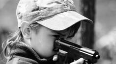 Chlapec (4) našel doma zbraň a střelil se mezi oči. Zázrakem přežil