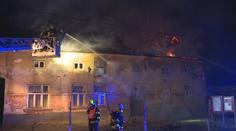 Exploze ohrožovaly hasiče při zákroku u hořícího domu