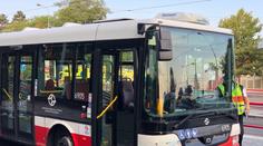 Nejméně 11 zraněných! V Praze se srazil autobus s osobním autem