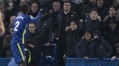 Co se děje v Premier League? Policie zatýkala po házení věcí na hřiště