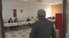 Slováci zamířili k volbám ve velkém. Už před otevřením místností vznikaly fronty